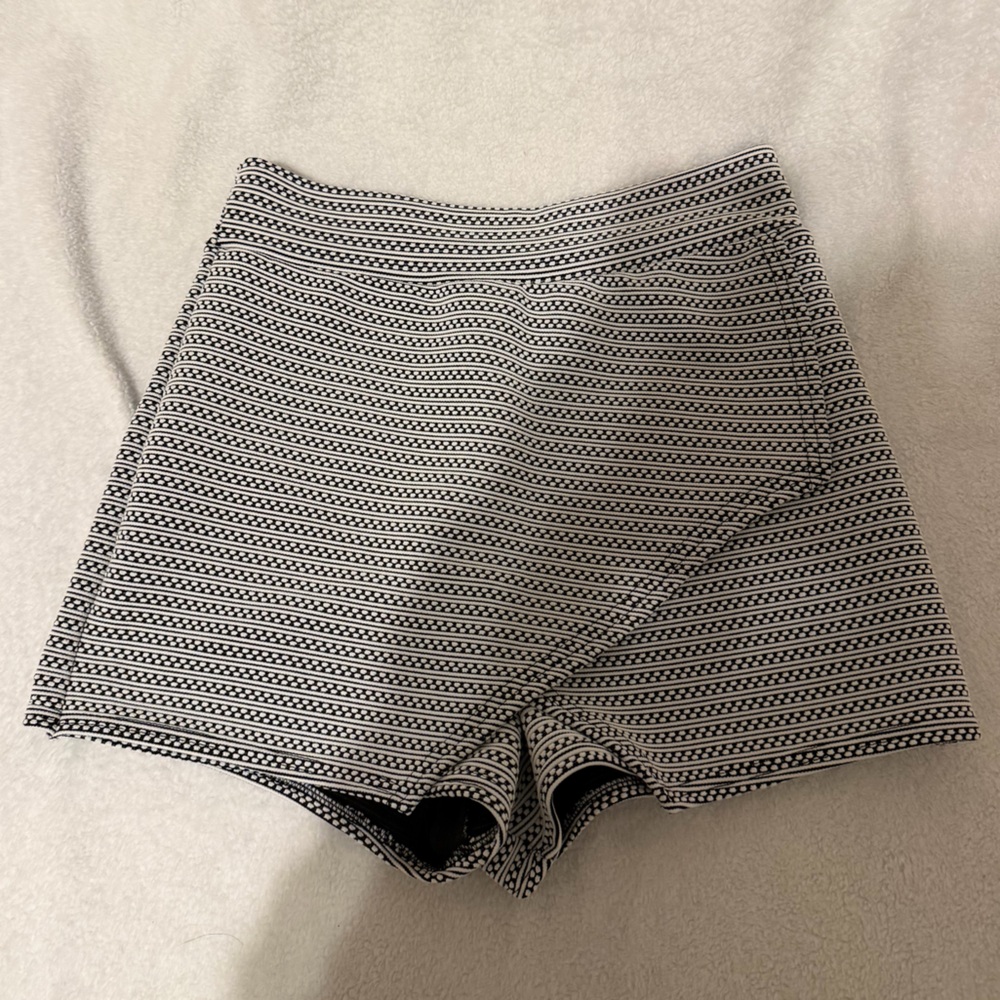 Boohoo patterned skort
Size 6, fits smaller 
Perfect condition